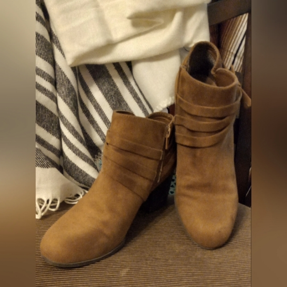 INDIGO RD. Faux Suede Tan Booties with Stacked Heels. Bow Tie Side. Sz 10